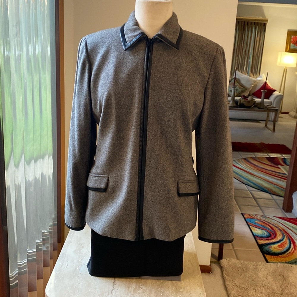 Oscar de la Renta Gen Leather Trim, Excellent Condition, measurements in photos